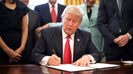 Tổng thống Mỹ Donald Trump ký sắc lệnh cấm nhập cảnh.